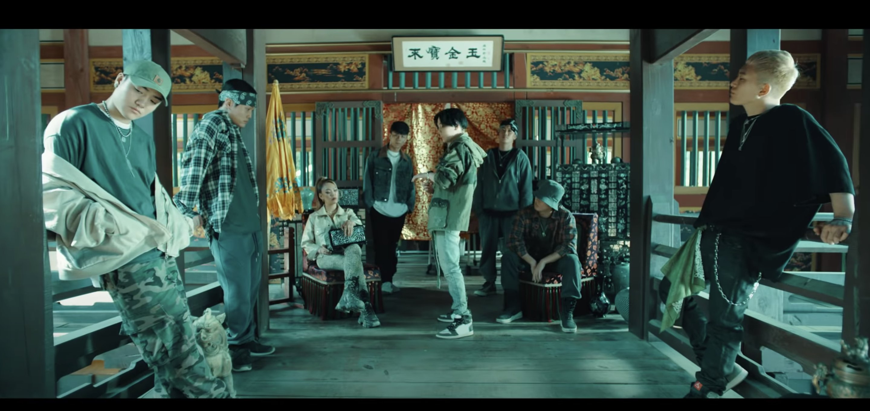 Screencap of Agust D Daechwita banner with Confucius saying 不宝金玉